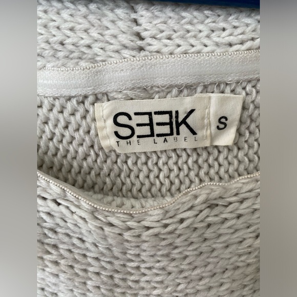 Seek the Label. Size small. Off the shoulder sweater - Picture 3 of 5